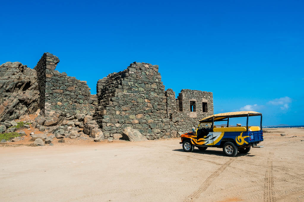 Jeep vor Bushiribana Goldmühle auf Aruba