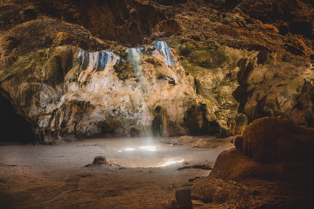 Licht-Einfall in Guadirikiri Cave Aruba