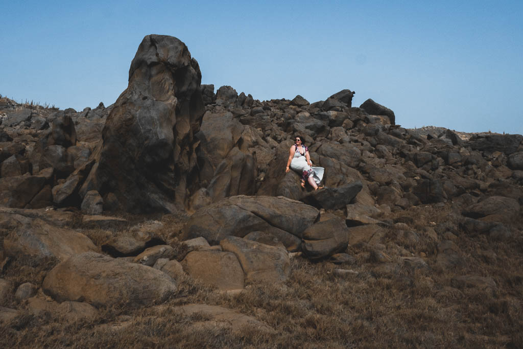 Felsen mit Frau im wilden Norden Aruba