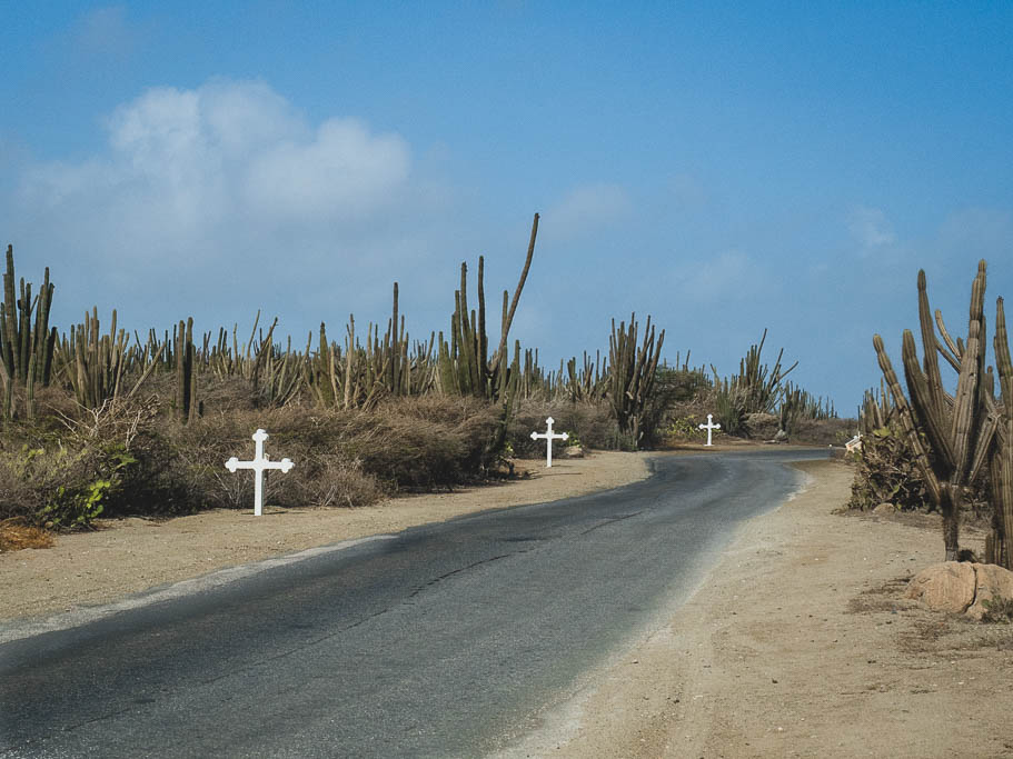 Straße zur Alto Vista Kapelle mit Kreuzen Aruba
