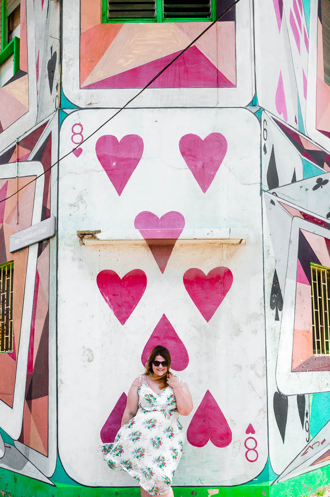 Street Art in San Nicolas Frau vor Kartenhaus Aruba