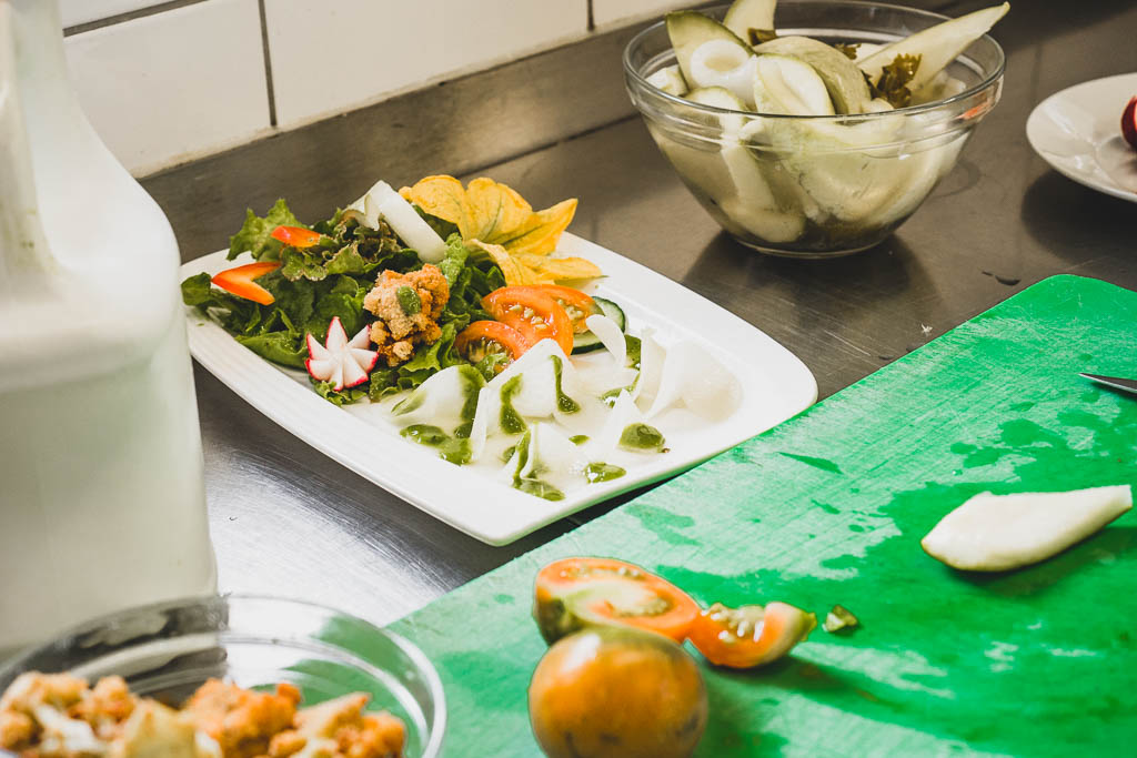 Schüttelzucchini und Schüttelkohlrabi mit frischem Salat aus dem Garten in der Küche des Flair Hotel Reuner