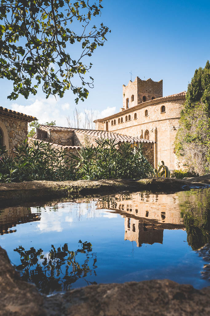 Haus spiegelt sich im Wasser Altstadt Pals Katalonien