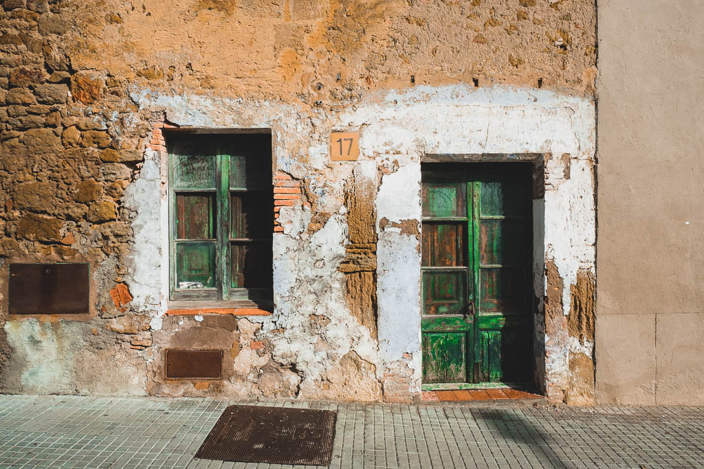 Tür in Altstadt Pals Katalonien