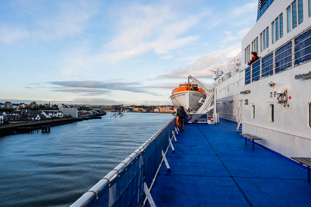 Blick von der Fähre Princess Seaways auf den Hafen von Newcastle