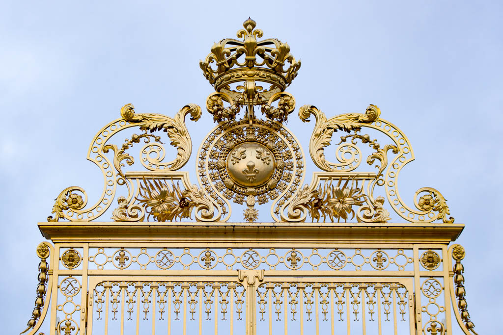 Allein auf dem Schlossplatz Versailles am morgen 12 Sehenswürdigkeiten und Tipps für eine Reise nach Versailles