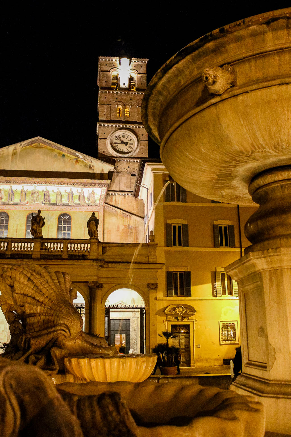 Fontana die Santa Maria Trastevere bei Nacht: Urlaub in Rom