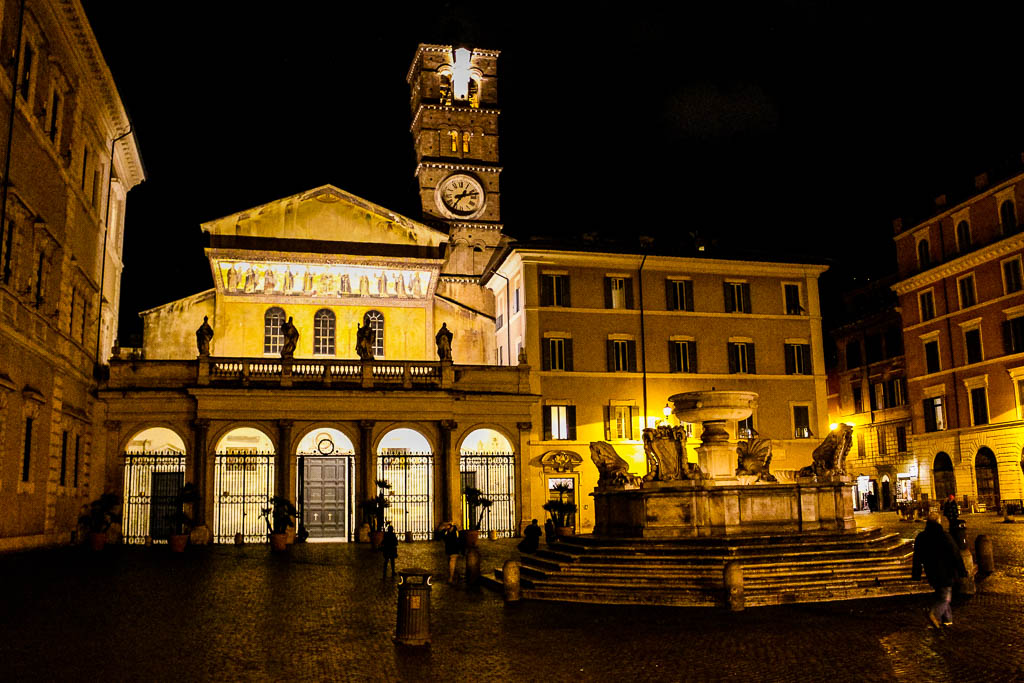 Kirche Santa Maria Santa Maria in Trastevere bei Nacht: Urlaub in Rom