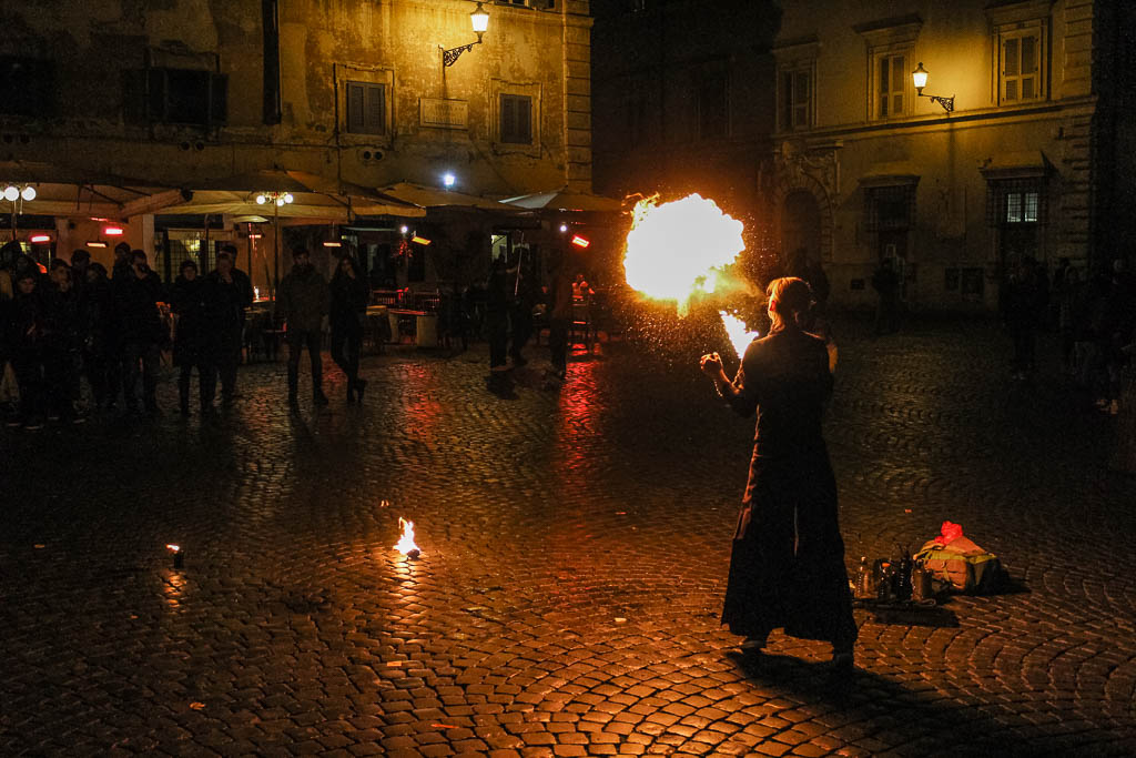 Piazza Di Santa Maria Straßenkünstler Trastevere bei Nacht: Urlaub in Rom