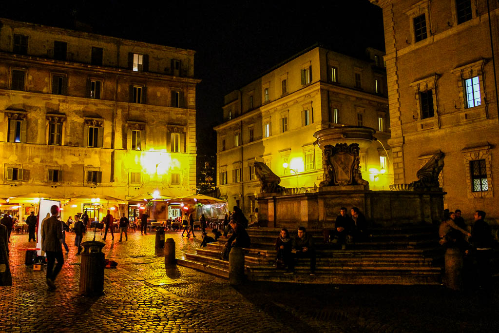 Piazza Di Santa Maria Trastevere bei Nacht: Urlaub in Rom