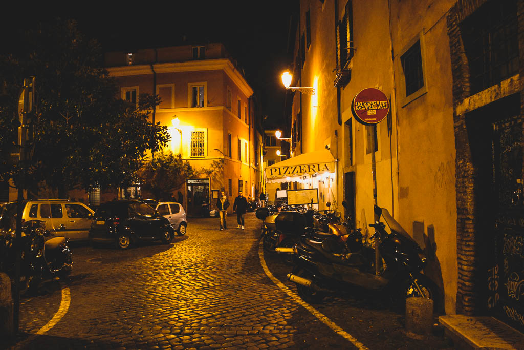 Trastevere bei Nacht: Urlaub in Rom