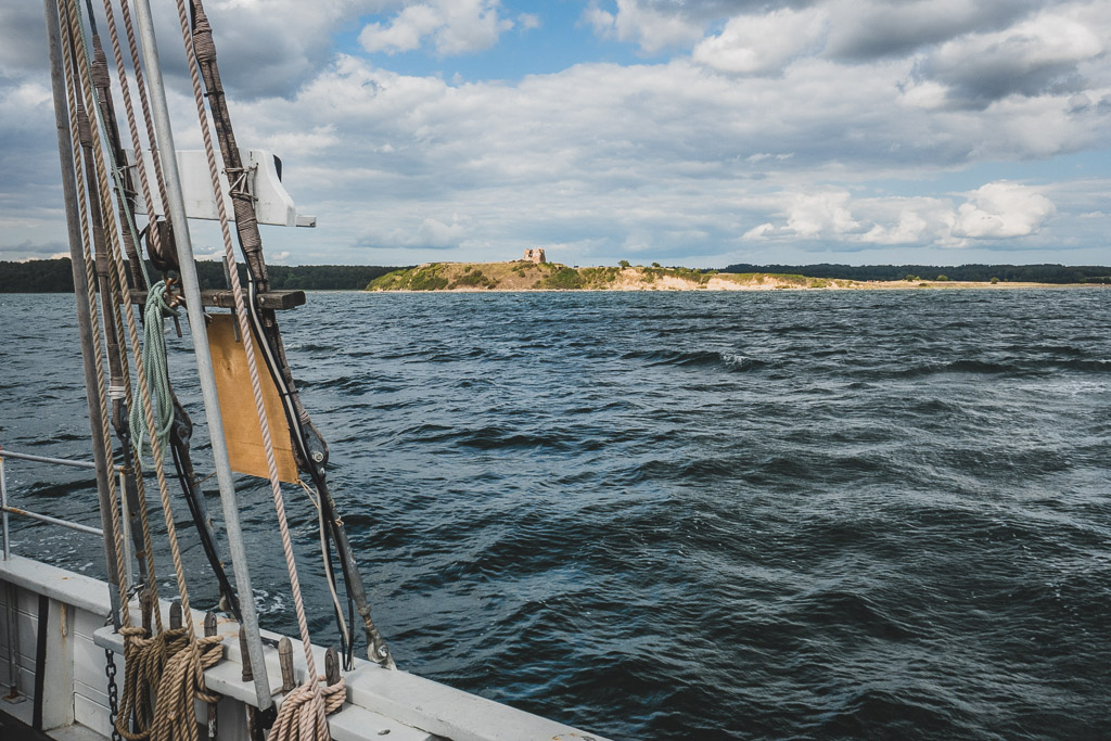 Blick auf die Schlossruine Schlossruine Kalø während der Seehundsafarie Urlaub in Djursland: Ausflugsziele und Sehenswürdigkeiten rund um Ebeltoft Dänemark